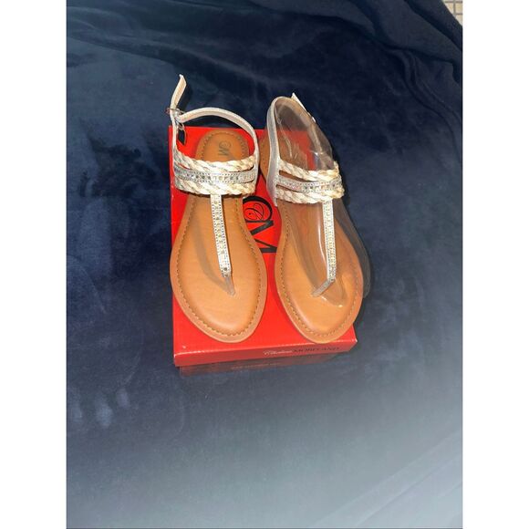 NWT Chelsea Moreland Women's Sandals - Silver and Tan - Picture 2 of 8
